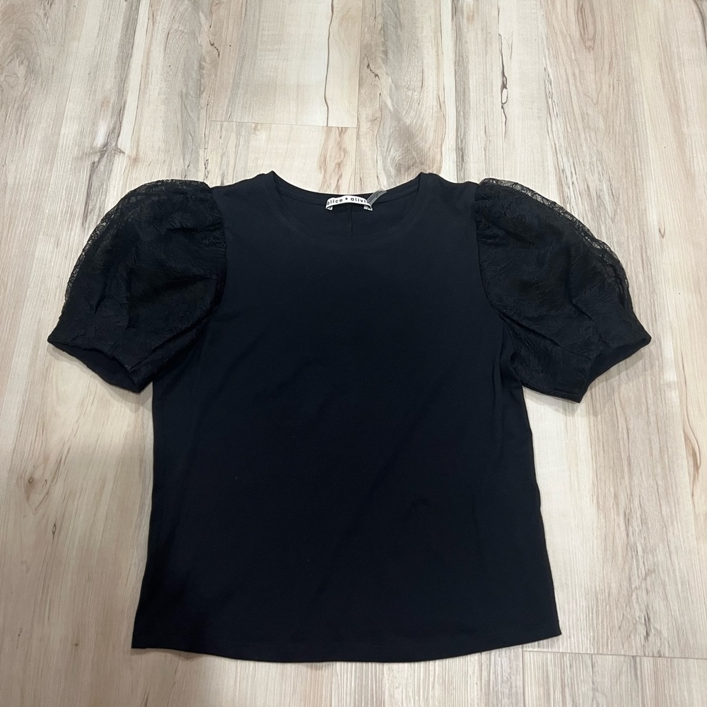 Alice + Olivia short puffy sleeve in black color size S